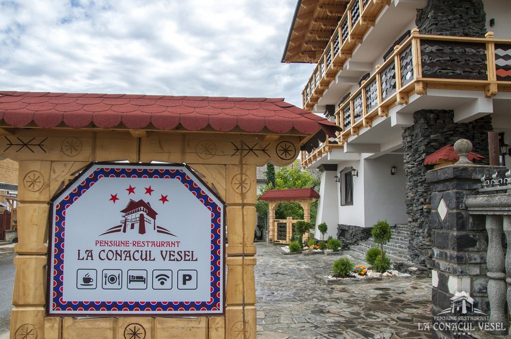 LA-CONACUL-VESEL-SAPANTA- MARAMURES-ROMANIA-air-tour-travel-1